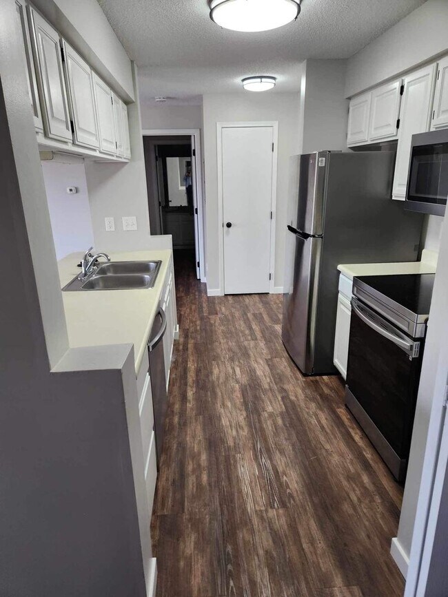 Village Green Apartments- 4532 Douglas, Des Moines, IA 50310 - photo 5