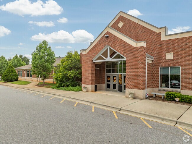 Longview Elementary School receives an overall rating of 'B-' from niche.com.