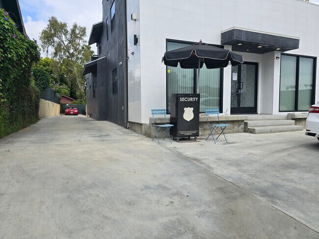 1245 Crenshaw Blvd unit 1247 1/2, Los Angeles, CA 90019 - photo 2