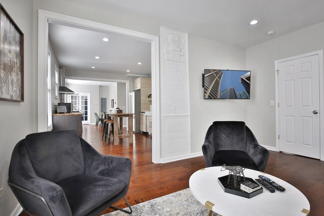 137 E Tompkins St unit ID1364302P, Columbus, OH 43202 - photo 2