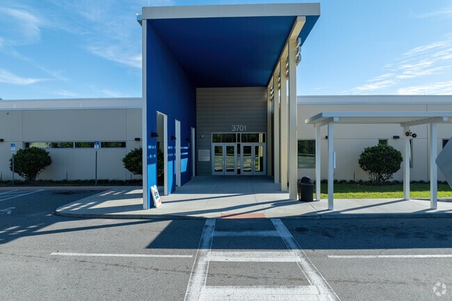 Welcome to the main entrance of Pinar Elementary School.