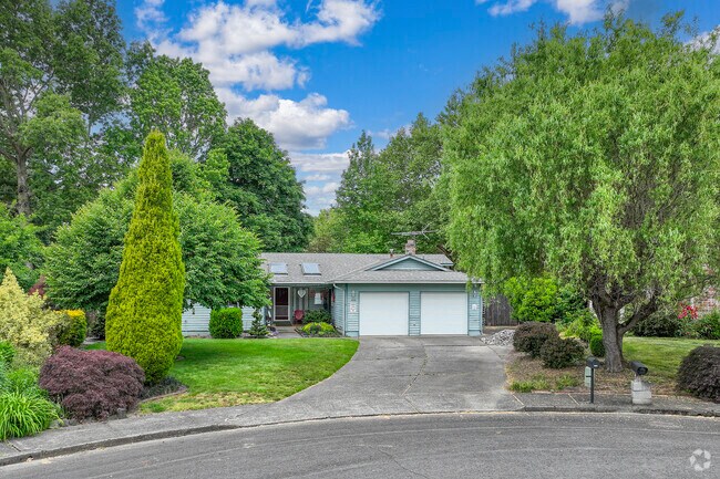 Minimal Traditional home with lush landscaping in Triple Creek, Beaverton.