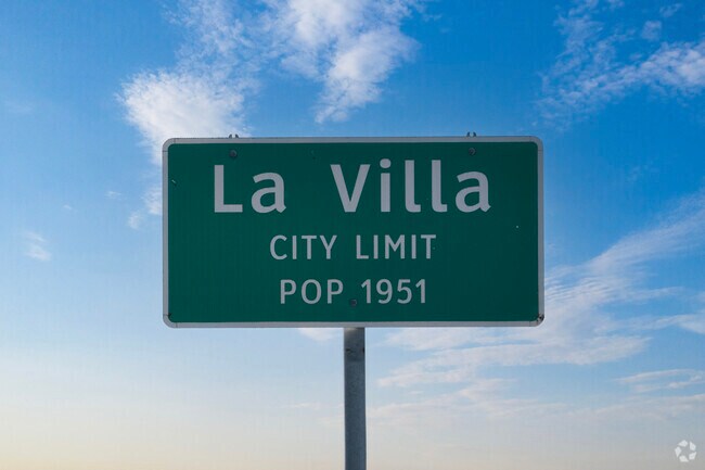La Villa's city population sign.