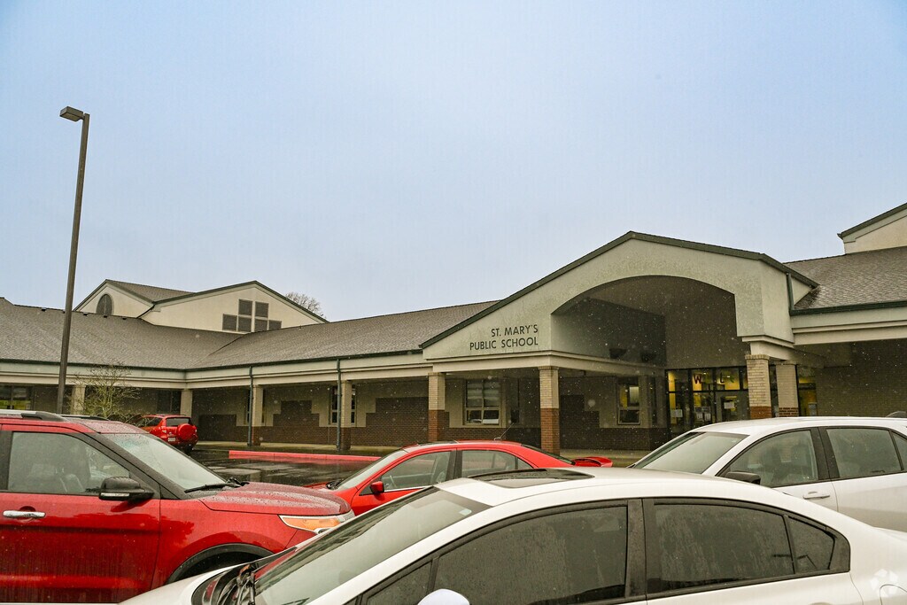 St. Mary's Public School provides education in the neighborhood of 
Mount Angel.