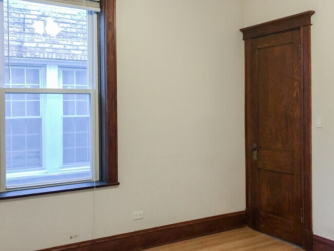 1434 W Addison St unit 2, Chicago, IL 60613 - photo 3