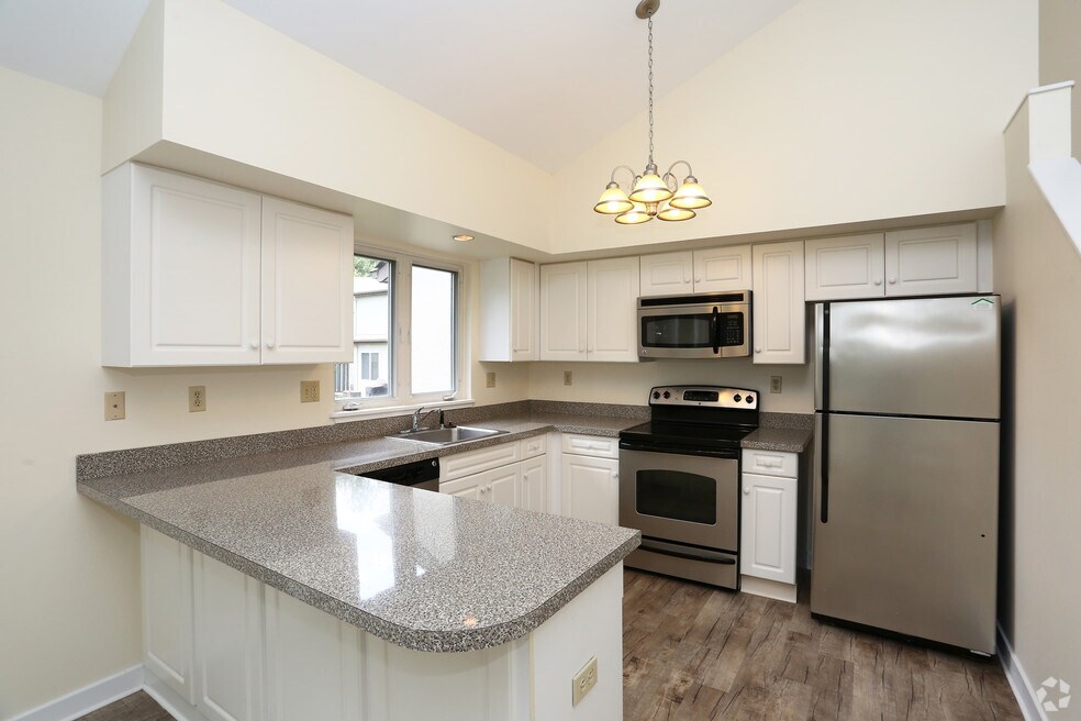 Rent in North Haven, convenient to everything!, North Haven, CT 06473 - photo 1