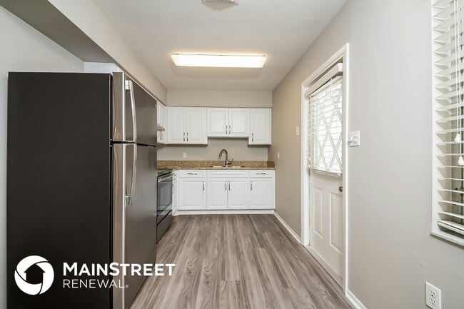 744 Pineland Ave, Venice, FL 34285 - photo 5