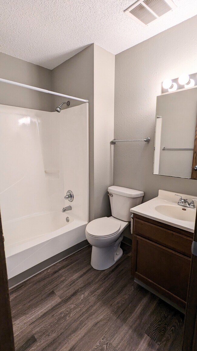 Oakview, Hiawatha, IA 52233 - photo 6