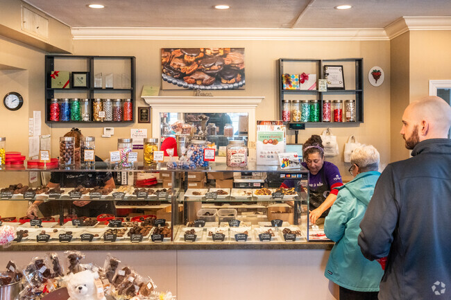 Pepper Tree residents can enjoy numerous shopping options in the nearby downtown area.