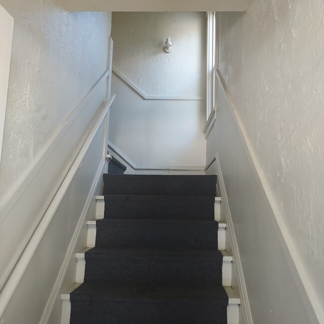 520 N Horsman St unit Upper, Rockford, IL 61101 - photo 3