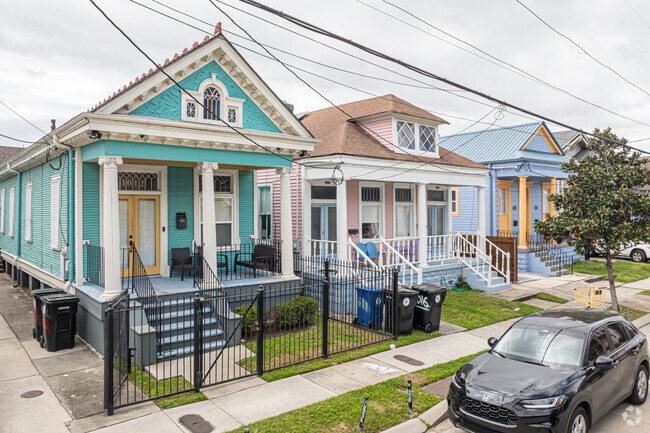 Single and double shotgun homes can be found in Mid-City.