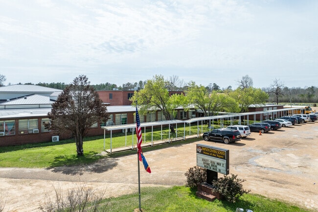 Simpson Central School serves 483 students.