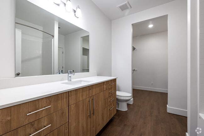 1BR, 1BA - 799SF - Bathroom /Closet