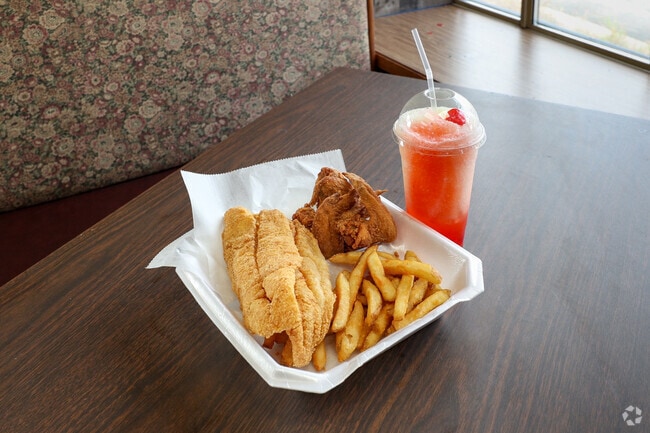 Barba's specialty is a fish-and-wings combo with a frozen drink in South Suburban.