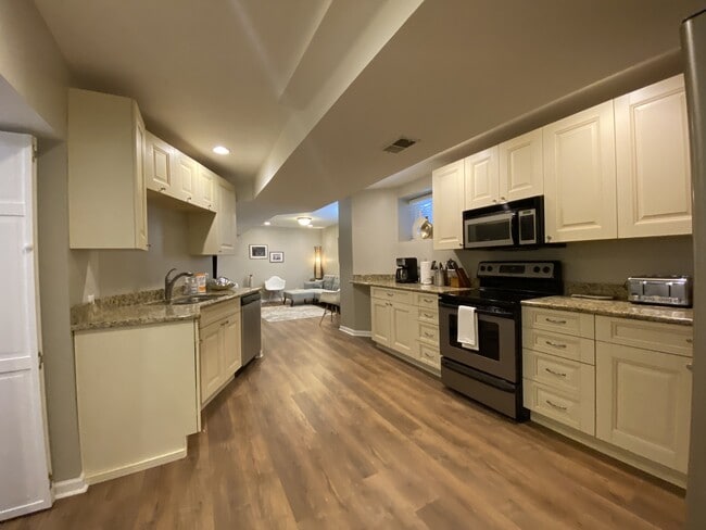 913 W Belden Ave unit G, Chicago, IL 60614 - photo 3