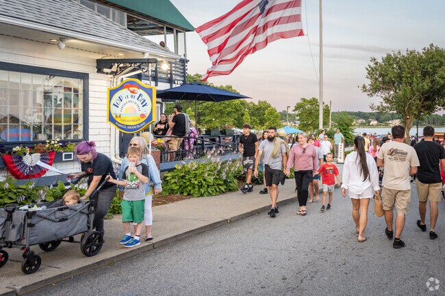 Visit Top of The House Restaurant for fresh seafood in Oakland Beach, RI.