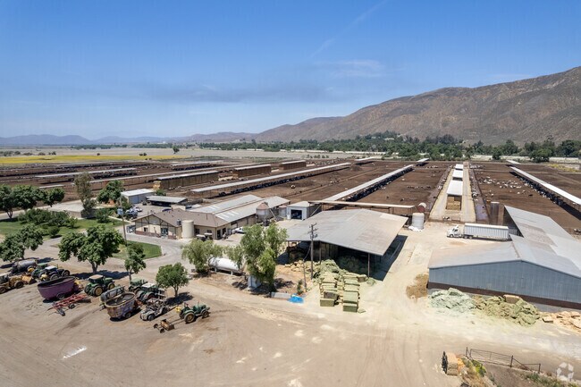 Farmland and mountains rather than streams surround the neighborhood of River.