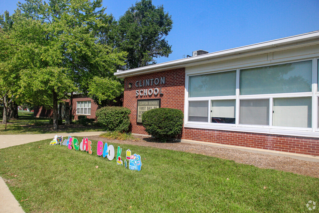 Clinton Elementary School provides education in the neighborhood of 
Elgin