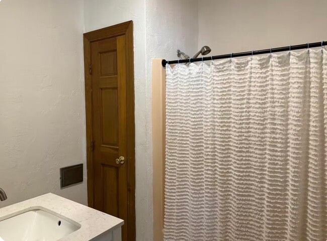 41 Hollywood St unit . 1, Worcester, MA 01610 - photo 3