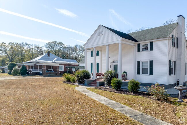 Beautiful colonial homes are easy to spot all around the Gray Court neighborhoods.