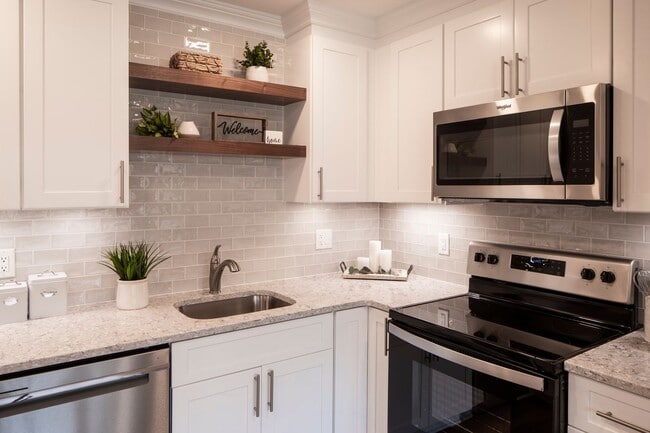 The Parkview at Polifly: In-Unit Washer & Dryer, Heat and Water Included, and Cat & Dog Friendly, Hackensack, NJ 07601 - photo 3