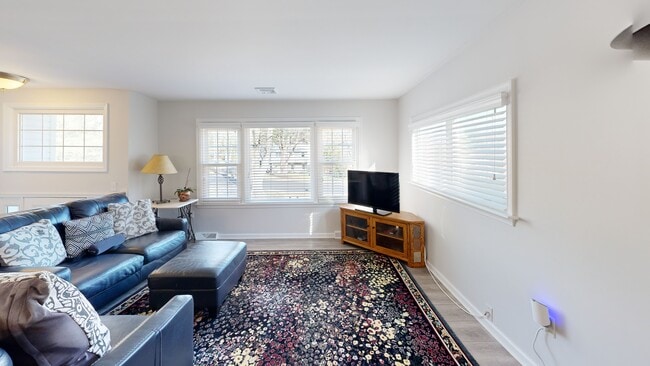 472 Woodward Dr, Huntingdon Valley, PA 19006 - photo 2