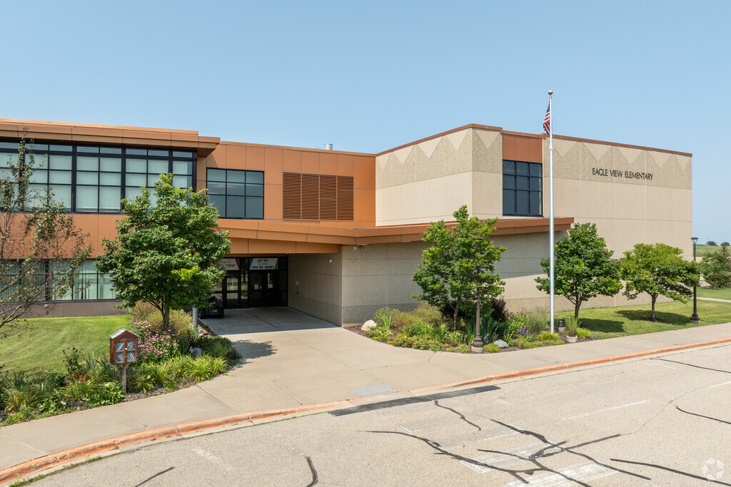 Eagle View Elementary School's teachers earned a grade of B from Niche.com.