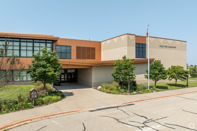 Eagle View Elementary School's teachers earned a grade of B from Niche.com.