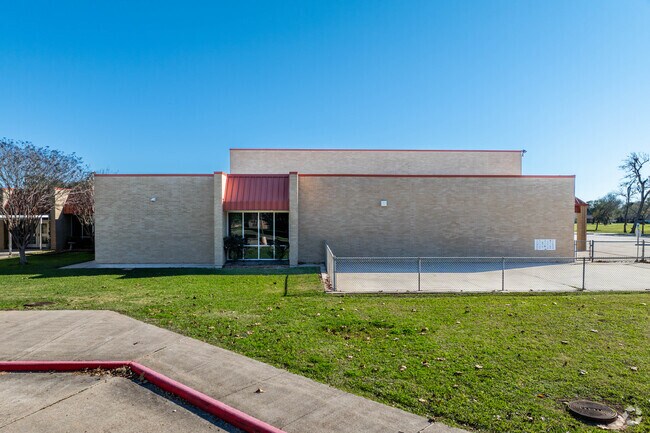 Griffith Elementary School offers classes for grades K-5.