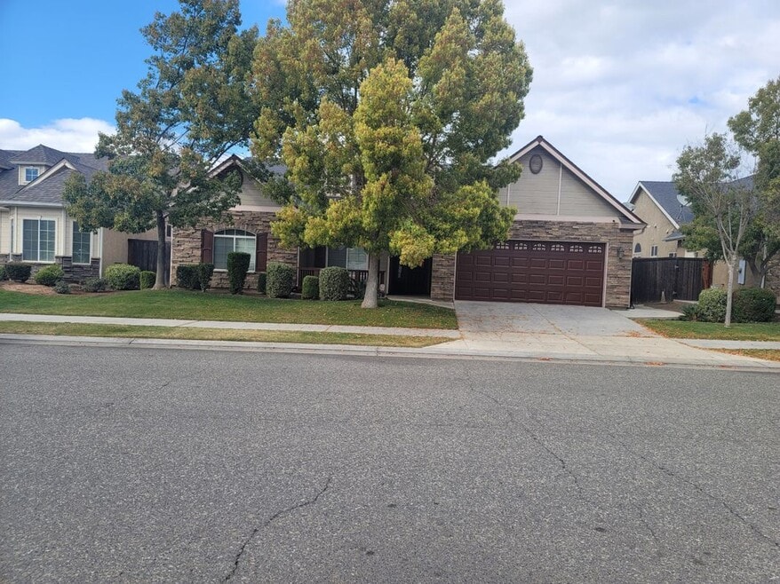 543 Powers Ave, Clovis, CA 93619 - photo 1