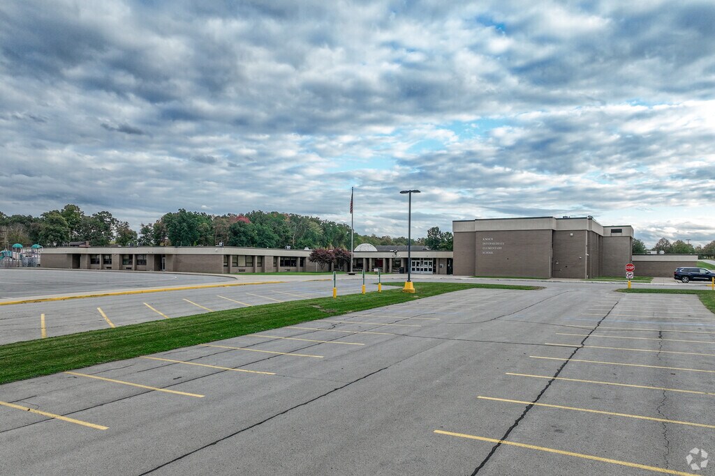 Knoch Intermediate Elementary School has 277 students in grades 4-5.