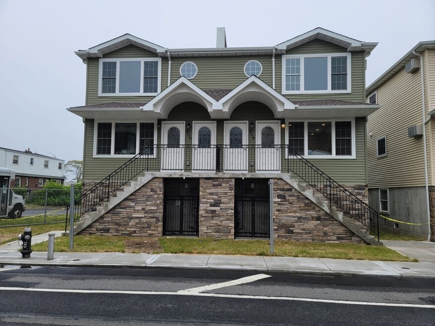 9214 Rockaway Fwy unit Rockaway beach 3 bed, Rockaway Beach, NY 11693 - photo 1