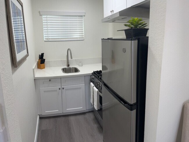 NEWLY RENOVATED, Quartz Counters & Stainless Steel Appliances, Fullerton, CA 92833 - photo 7