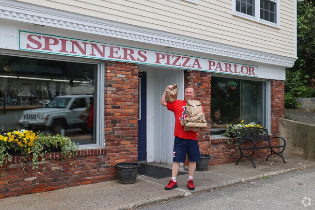 Spinner Pizza Parlor has great food and happy customers in Ballardvale.