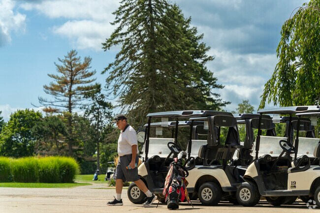 Queens locals have many different golf courses in the Jackson area.