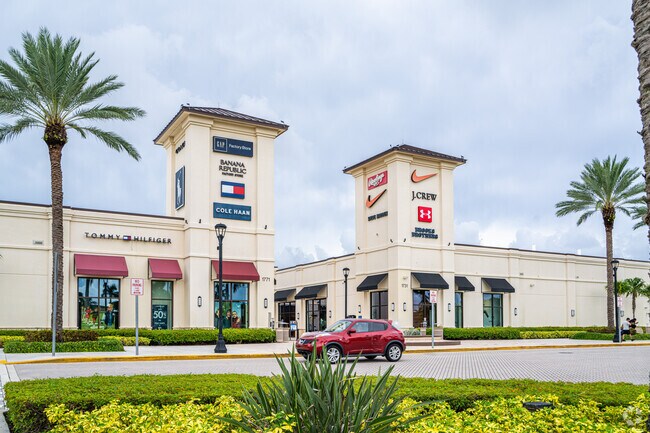 Enjoy convenient shopping at Palm Beach Shopping Center in Northshore.
