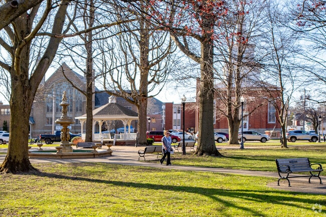 To go shopping in Portland you will often find yourself in the village of Fredonia.