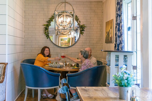 Jasper Murdock’s Alehouse at The Norwich Inn is a local dining staple.