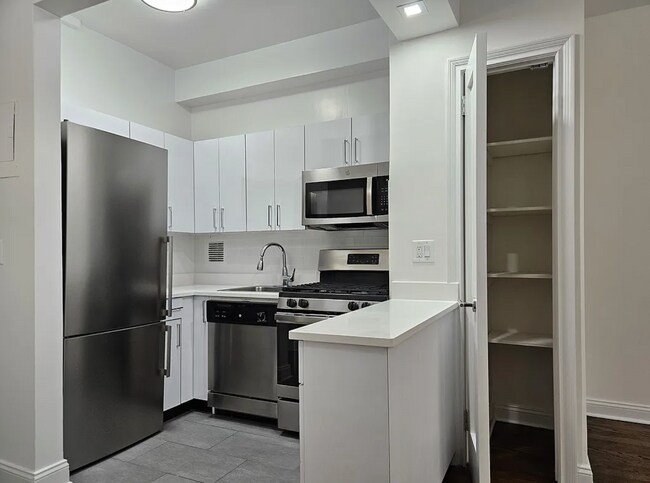 236 W 22nd St unit 2B, New York, NY 10011 - photo 2
