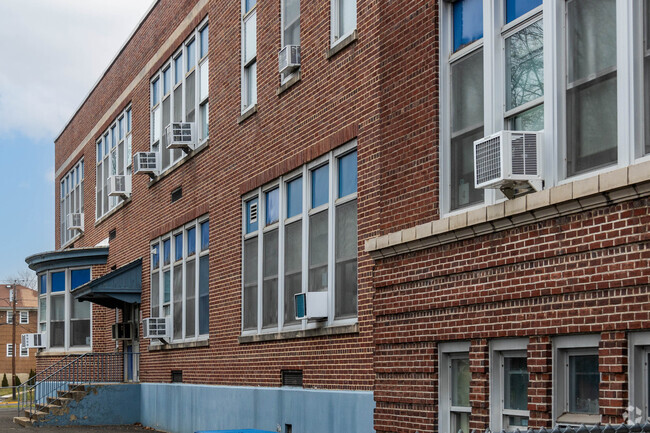 The student-teacher ratio at the Finizio Aldene School is 10 to 1.