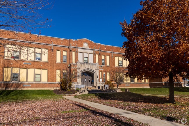 Kenosha Eschool provides education in the neighborhood of 
Washington.