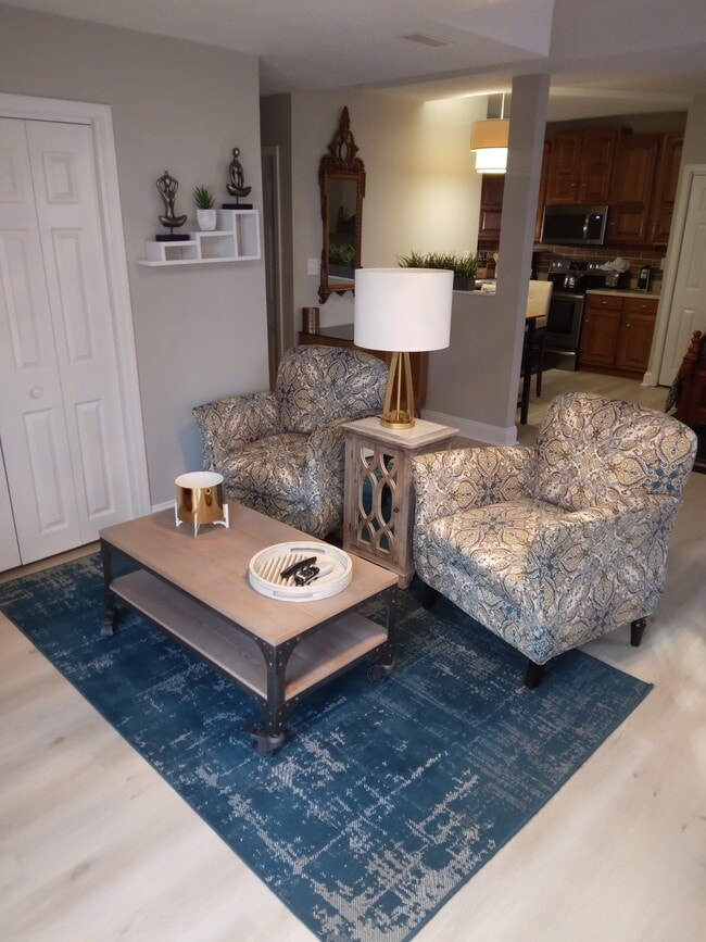 906 Bitterfield Dr unit Executive furnished, Ballwin, MO 63011 - photo 2