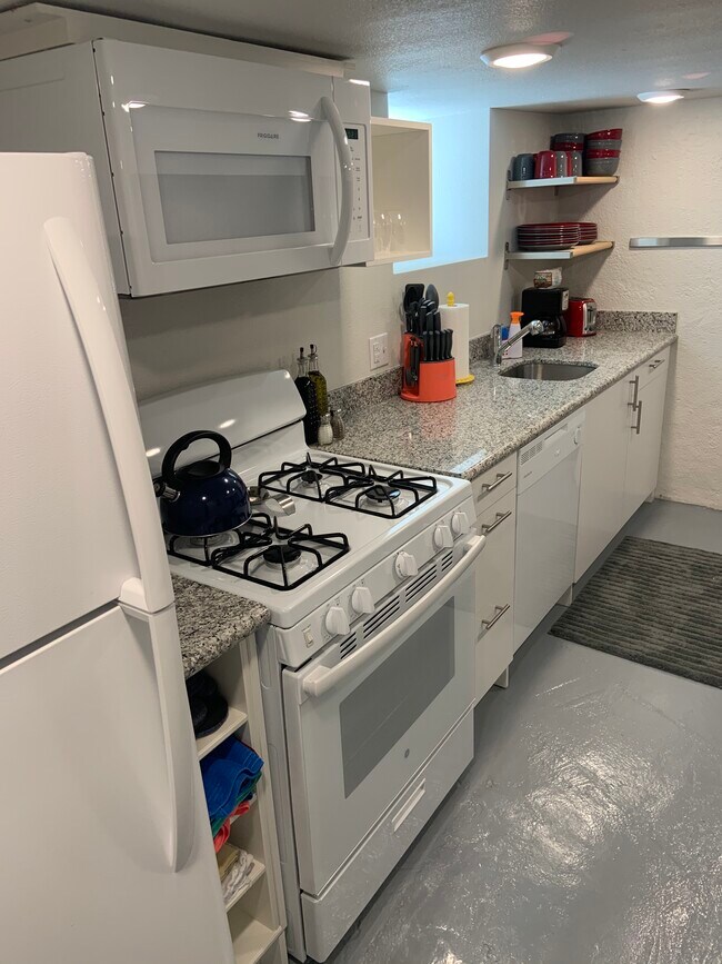 Full Kitchen Photo #1