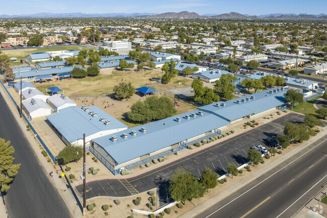 Barcelona Elementary School is centrally located in Glendale.