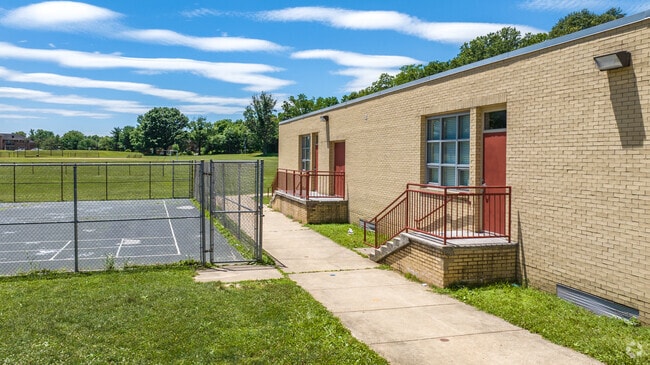 Glyndon Elementary - 445 Glyndon Dr, Reisterstown, MD 21136