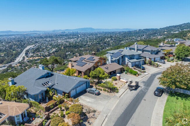 Caballo Hills residents can enjoy breathtaking views of the San Francisco Bay.