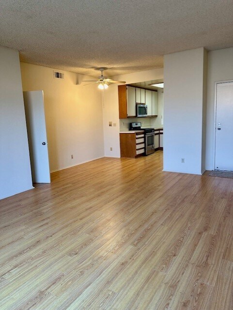 10933 Huston St, North Hollywood, CA 91601