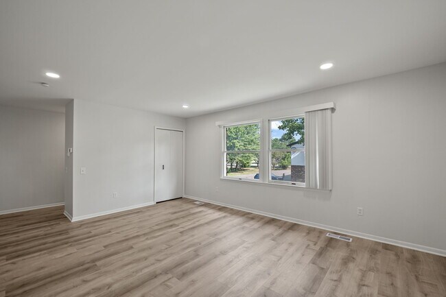 Chestnut Oaks Apartments, Southfield, MI 48076 - photo 2