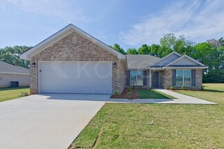 1892 Landing Place, Deatsville, AL 36022