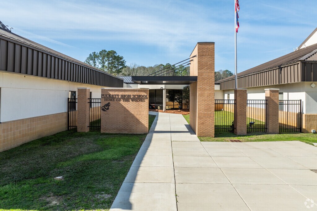 Puckett High School serves students in 7 through 12 grade.